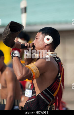 L'image de Phom tribu man Blowing horn au festival calao au Nagaland, Inde Banque D'Images