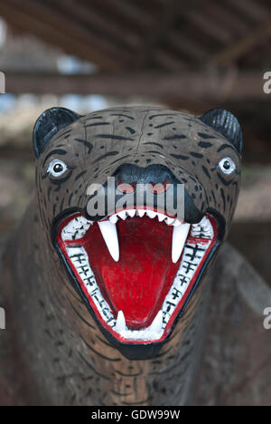 L'image de Leopard statue en cabane de Naga Hornbill festival, Nagaland, Inde Banque D'Images