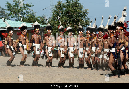 L'image d'Khiamniungan Naga dancing Hornbill festival, Nagaland, Inde Banque D'Images