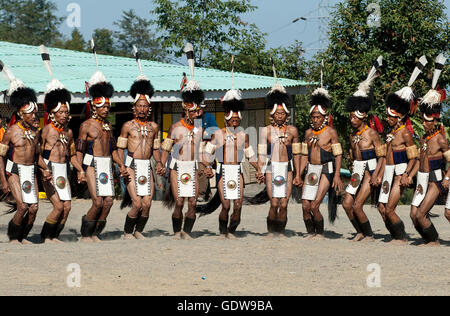 L'image d'Khiamniungan Naga dancing Hornbill festival, Nagaland, Inde Banque D'Images