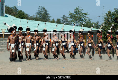 L'image d'Khiamniungan Naga dancing Hornbill festival, Nagaland, Inde Banque D'Images