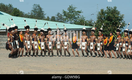 L'image d'Khiamniungan Naga dancing Hornbill festival, Nagaland, Inde Banque D'Images