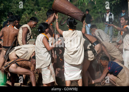 L'image d'Yimchungur Tribu Naga à la scène Festival Calao, Nagaland, Inde Banque D'Images