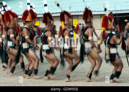 L'image d'Khiamniungan Naga dancing Hornbill festival, Nagaland, Inde Banque D'Images