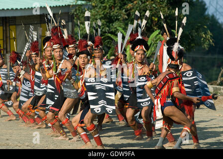 L'image de la tribu d'effectuer à Phom Hornbill Festival, Nagaland, Inde Banque D'Images