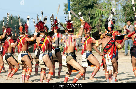 L'image de la tribu d'effectuer à Phom Hornbill Festival, Nagaland, Inde Banque D'Images