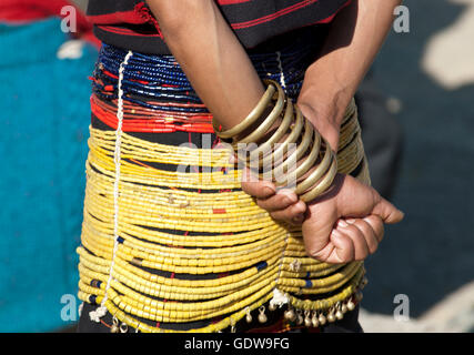 L'image de la tribu Sumi dame avec ornamentsat Hornbill festival, Nagaland, Inde Banque D'Images