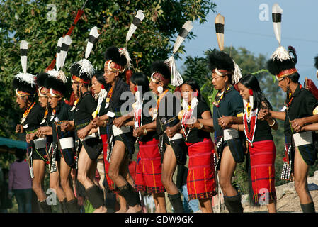 L'image de la tribu Chang effectuant à Hornbill Festival, Nagaland, Inde Banque D'Images