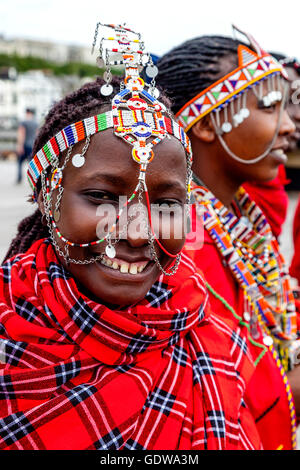 Un groupe de femmes africaines en costume traditionnel sur Hastings Pier Au cours de la Pirate Day Festival, Hastings, Sussex, UK Banque D'Images