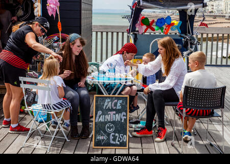 La peinture du visage sur Hastings Pier Au cours de la journée annuelle de Pirate Hastings, Hastings, Sussex, UK Banque D'Images