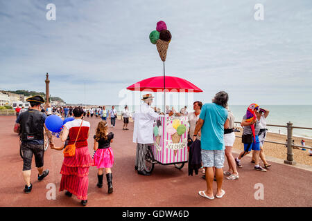 Les gens qui achètent des glaces sur le front de mer de Hastings, Hastings, East Sussex, UK Banque D'Images