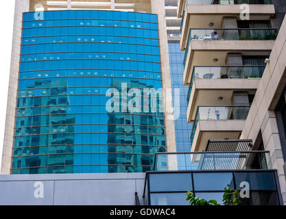 Réflexions sur les bâtiments modernes à Saronma Marché, Tel Aviv, Israël Banque D'Images