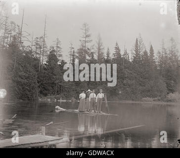 La fin de l'Antique c1900 photographie victorienne, deux hommes et deux femmes sur un radeau dans un étang. Lieu : Québec, Canada. SOURCE : négatif photographique original. Banque D'Images