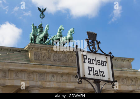 Plaque de rue Pariser Platz et la porte de Brandebourg Banque D'Images