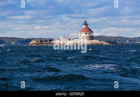 Phare de Cuckolds dans le port de Boothbay, sur la côte atlantique du Maine. Banque D'Images