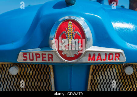 Badge sur un tracteur Fordson Super Major 1963 Banque D'Images