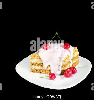 Cake aux cerises sur une assiette, fond noir Banque D'Images