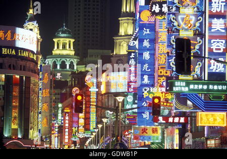 La Nanjing Dong Lu Road dans la ville de Shanghai en Chine en Asie de l'Est. Banque D'Images