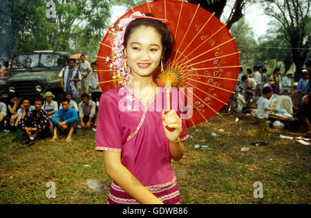 La danse traditionnelle au printemps et fête de l'eau près de Jinghong, dans la région de Xishuangbanna, dans la province de Yunnan en chi Banque D'Images