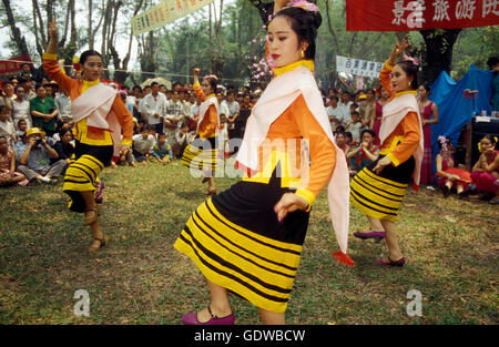 La danse traditionnelle au printemps et fête de l'eau près de Jinghong, dans la région de Xishuangbanna, dans la province de Yunnan en chi Banque D'Images