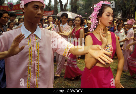 La danse traditionnelle au printemps et fête de l'eau près de Jinghong, dans la région de Xishuangbanna, dans la province de Yunnan en chi Banque D'Images