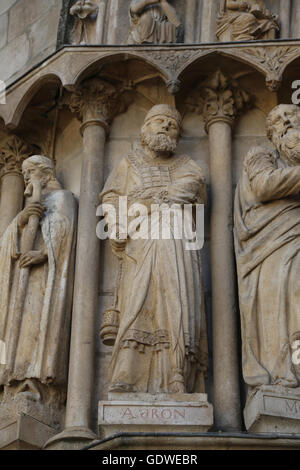 L'Espagne. Burgos. Cathédrale de Saint Mary. De style gothique. La figure de la Bible. Prophète Aaron. Sarmenal porte. 13e siècle. Banque D'Images