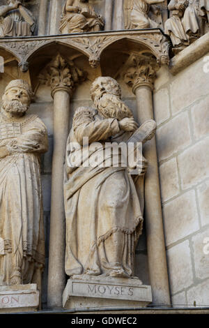 L'Espagne. Burgos. Cathédrale de Saint Mary. De style gothique. La figure de la Bible. Prophète Moïse. 13e siècle. Sarmental de porte. Banque D'Images