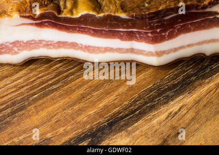 Lard fumé sur Vintage Wooden Board Banque D'Images