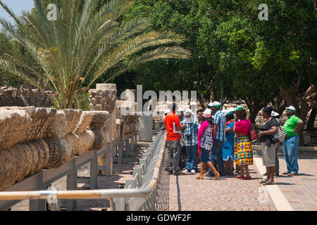 Israël kfar nahum capharnaüm capharnaüm village mer de Galilée peter le pêcheur ville romaine de touristes par des pierres noires synagogue Banque D'Images