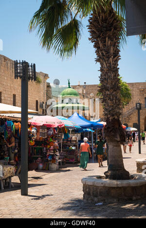 Israël Akko Acre Vieille ville rue scène par la mosquée d'el-Jazzar entrée souvenirs boutiques de magasins de magasins stands Banque D'Images