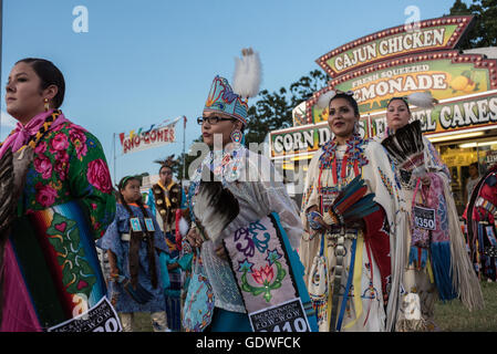 Les femmes autochtones dancers performing pendant Sac & Fox Nation Pow-wow, Stroud, New York, U.S.A. Banque D'Images