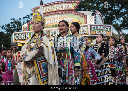 Les femmes autochtones dancers performing pendant Sac & Fox Nation Pow-wow, Stroud, New York, U.S.A. Banque D'Images