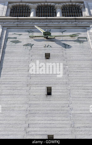 Gros plan du haut de Sather Tower campanile sur l'Université de Californie à Berkeley campus Banque D'Images