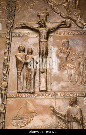 Israël Nazareth Basilique de l'annonciation construite 1969 ruines Byzantine Church main metal gate detail droit Crucifixion Banque D'Images