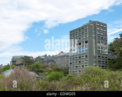 Coleg Résidence étudiante sur la droite, au milieu d'Harlech Coleg et Theatr sur la gauche dans le pays de Galles UK Harlech Banque D'Images