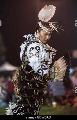 Native American Woman performing clochettes au cours de Sac & Fox Nation Pow-wow, Stroud, New York, U.S.A. Banque D'Images