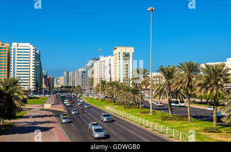 Sultan Bin Zayed La première rue à Abu Dhabi Banque D'Images