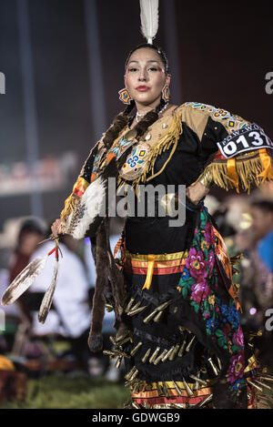 Native American Woman performing clochettes au cours de Sac & Fox Nation Pow-wow, Stroud, New York, U.S.A. Banque D'Images