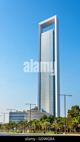 ABU DHABI, UAE - 29 DÉCEMBRE : Siège de l'ADNOC gratte-ciel sur D Banque D'Images