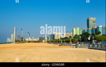 Vue d'Abu Dhabi de la plage publique Banque D'Images