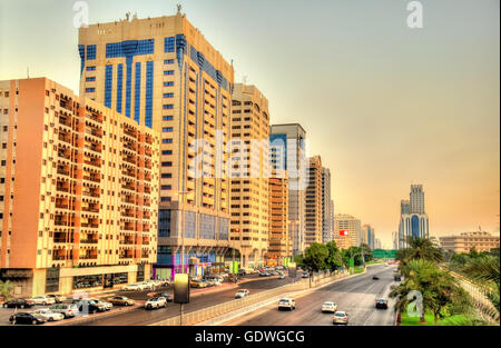 Cheikh Rashid bin Saeed Al Maktoum Street à Abu Dhabi Banque D'Images