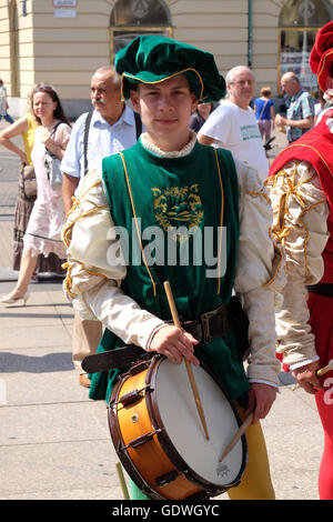 Les membres du groupe folklorique Storici Sbandieratori Contrade de Cori, Cori, Italie au cours de la Folklore Festival à Zagreb Banque D'Images