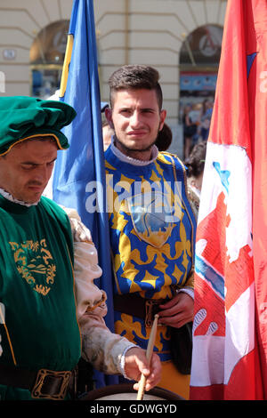 Les membres du groupe folklorique Storici Sbandieratori Contrade de Cori, Cori, Italie au cours de la Folklore Festival à Zagreb Banque D'Images