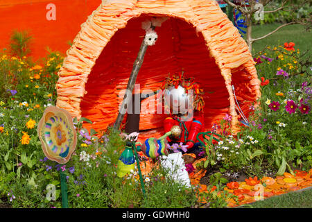 James et The Giant Peach est un film de fantaisie musicale de 1996 tableaux; poupée à cheveux rouges dans le jardin de fantaisie pour enfants à la RHS Royal Horticulatal Society 2016 Flower Show à Tatton PARK, Knutsford, Royaume-Uni Banque D'Images