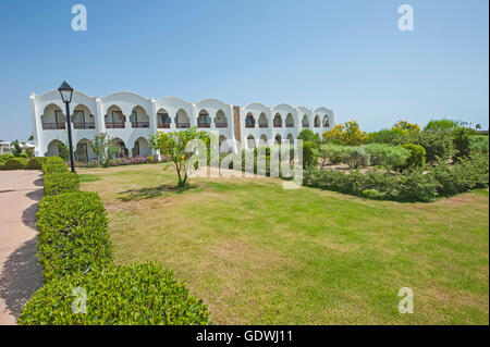 Jardins paysagers formelle en raison de un luxe tropical hotel resort Banque D'Images