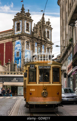 Tramway du patrimoine avec l'église de Saint Ildefonse en arrière-plan, Porto, Portugal Banque D'Images