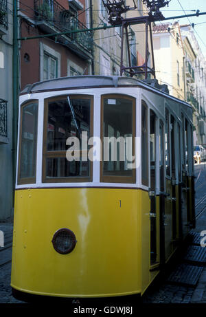 Tramway funiculaire traditionnel et de train dans le centre-ville de Lisbonne au Portugal en Europe. Banque D'Images