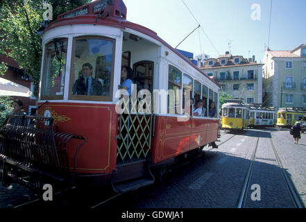 Tramway funiculaire traditionnel et de train dans le centre-ville de Lisbonne au Portugal en Europe. Banque D'Images