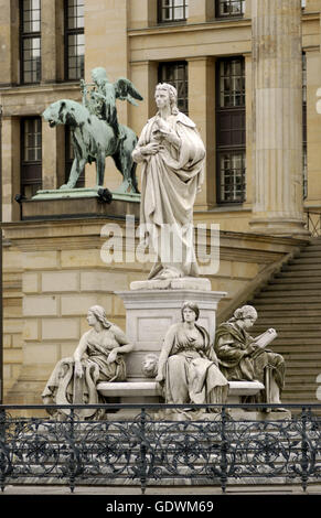 Le Schiller Monument et le Konzerthaus Berlin Banque D'Images