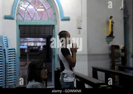 La prière du matin à Yangon Banque D'Images